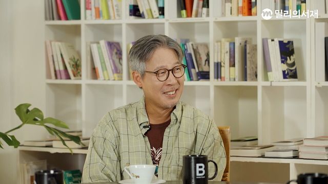 ‘문학감상회’&nbsp;3화에 출연한 <고래> 천명관 작가 스틸컷 [사진제공=밀리의서재]