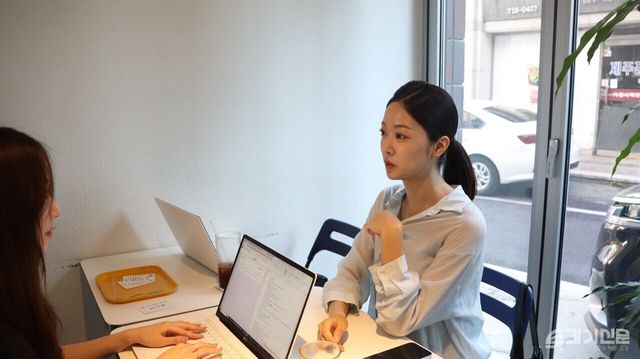 청년이 본보와 인터뷰하고 있다. ⓒ투데이신문