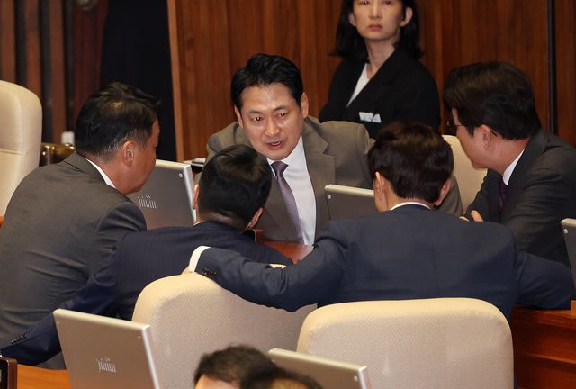 장동혁 국민의힘 대표와 당 지도부가 16일 오전 서울 여의도 국회에서 열린 본회의에서 대화를 나누고 있다. [사진제공=뉴시스]