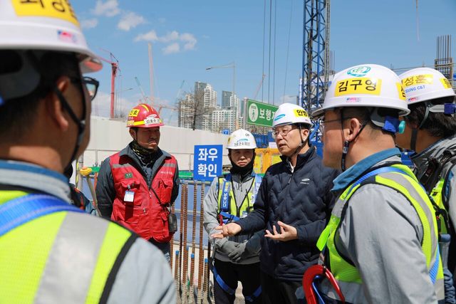 삼성물산 안병철 CSO가 현장 근로자들에게 추락위험 작업에 대한 주의사항을 전달하고 있다. [사진=삼성물산 건설부문]