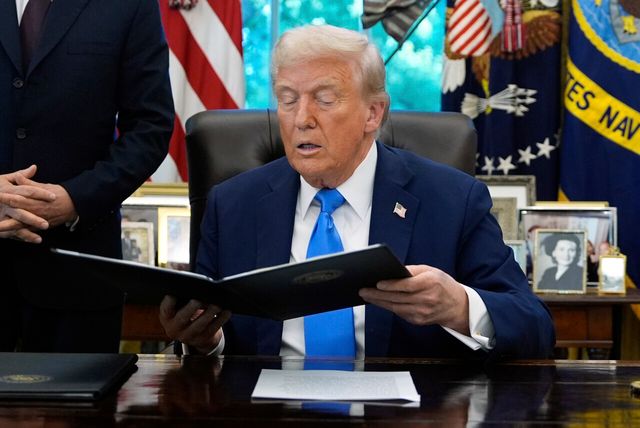 도널드 트럼프 미 대통령이 19일(현지시각) 비자 제도 관련 행정명령에 서명하고 있는 모습. [사진=뉴시스/AP]