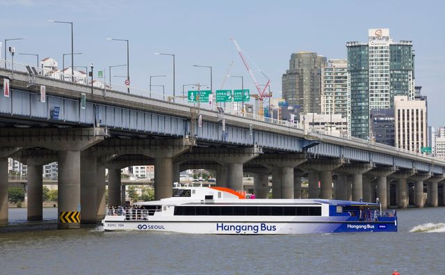 서울시 한강버스가 23일 서울 여의도 마포대교 인근에서 운항 중인 모습. [사진제공=뉴시스]