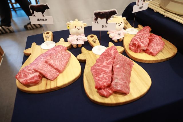 한우자조금관리위원회가 24일 서울 강남구 서경한우프라자 역삼점에서 ‘한우 잇(EAT)다: 토종 한우로 색다른 맛을 잇다’ 미디어 시식회를 진행하고 있다. ⓒ투데이신문