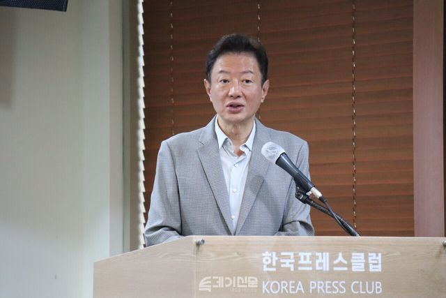 24일 오전 서울 중구 프레스센터에서 열린 <트렌드 코리아 2026> 미디어데이에서 저자 김난도 교수가 책에 대해 소개하고 있다.&nbsp;©투데이신문