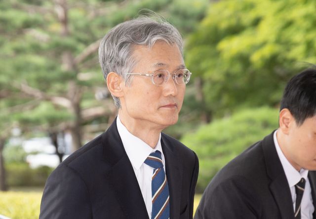 조희대 대법원장이 24일 서울 서초구에 위치한 대법원으로 입장하고 있다. [사진제공=뉴시스]