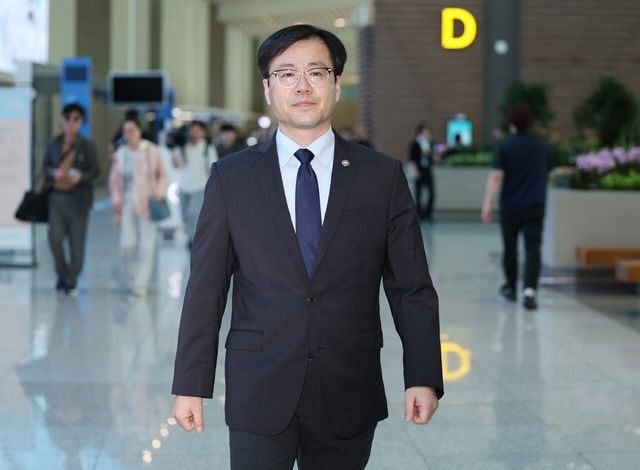 여한구 산업통상자원부 통상본부장이 한미 관세협상 관련 후속 협의를 위해 지난 15일 오전 인천국제공항 제2터미널에서 워싱턴 DC로 출국하고 있다. [사진=뉴시스]