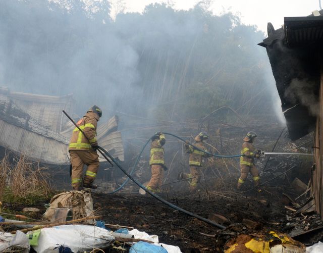 지난 3월 25일 전북 정읍시 소성면에서 발생한 산불을 진압하기 위해 소방관들이 이동하고 있다. [사진제공=뉴시스]
