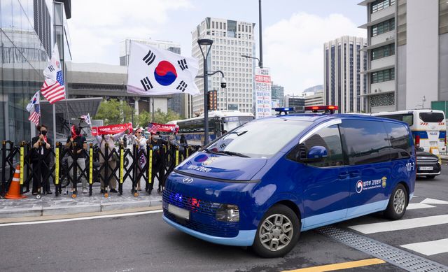 이우환 화백의 그림과 관련한 의혹 등을 받는 김건희 여사가 탑승한 호송차가 25일 서울 종로구 김건희특검팀 사무실로 들어서고 있다. [사진제공=뉴시스]
