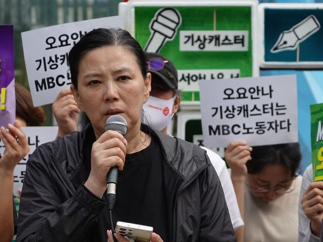 25일 서울 마포구 상암동 MBC 앞에서 열린 ‘MBC 기상캐스터 정규직화 교섭 거부 규탄 기자회견’에서&nbsp;故 오요안나 기상캐스터 어머니인 장연미씨가 발언하고 있다. [사진제공=엔딩크레딧]