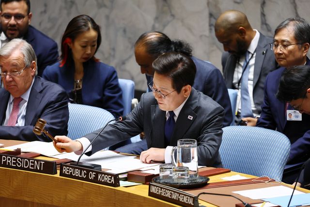 이재명 대통령이 24일(현지 시간) 미국 뉴욕 유엔본부에서 개최된 안전보장이사회에서 의장 자격으로 공개 토의를 주재하며 의사봉을 두드리고 있는 모습. [사진제공=뉴시스]<br>