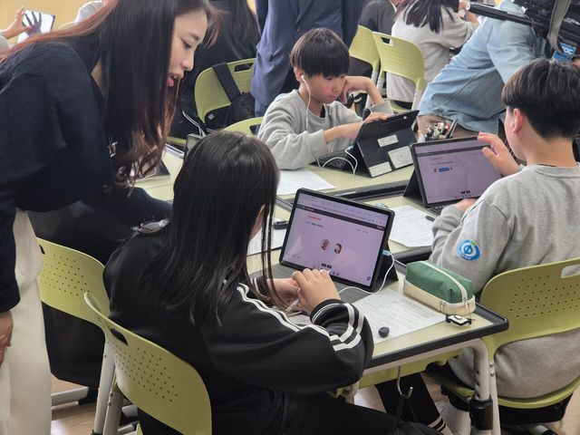 지난 4월 18일 오전 울산 이화중학교의 한 교실에서 AIDT를 통한 영어 수업이 진행되고 있다. [사진제공=뉴시스]