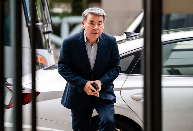 이종섭 전 국방부 장관이 25일 서울 서초구 순직해병 특별검사팀 사무실에 피의자 조사를 받기 위해 출석하고 있다. [사진제공=뉴시스]