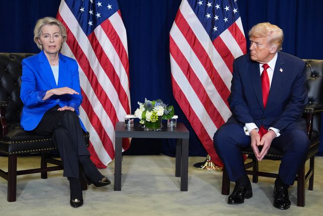 도널드 트럼프 미국 대통령(오른쪽)과 우르줄라 폰데어라이엔 유럽연합 집행위원장이 23일(현지 시간) 미국 뉴욕 유엔 본부에서 열린 유엔총회를 계기로 회담하고 있다. [사진=AP/뉴시스]
