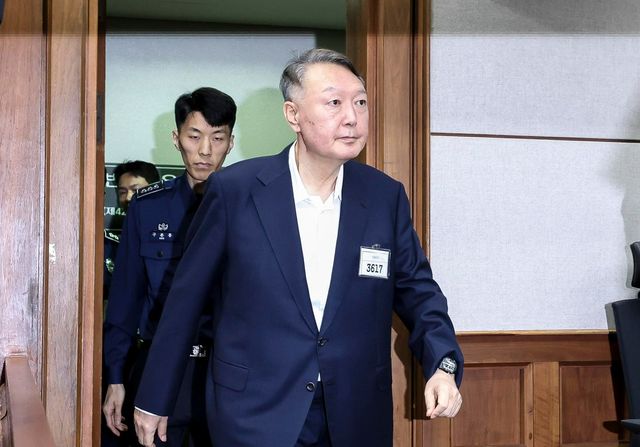 윤석열 전 대통령이 26일 서울 서초구 서울중앙지법에서 열린 특수공무집행방해, 직권남용 권리행사 방해 혐의 재판에 출석하고 있다. [사진제공=뉴시스]