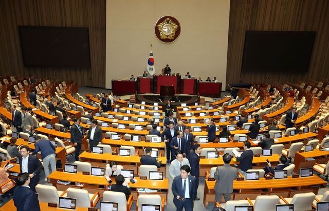 지난 25일 서울 여의도 국회에서 진행된 제429회 국회(정기회) 제9차 본회의에서 정부조직법 개정안이 상정되고 국민의힘의 필리버스터가 시작되자 더불어민주당 의원들이 퇴장하고 있다. [사진제공=뉴시스]<br>