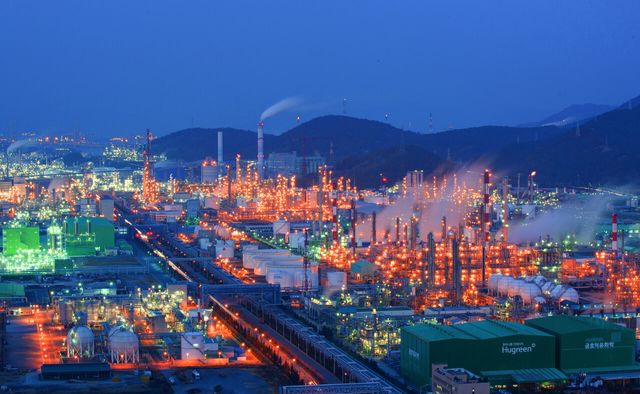 롯데케미칼, LG화학 등 석유화학 공장이 집중된 여수 산업단지 전경. [사진=뉴시스]