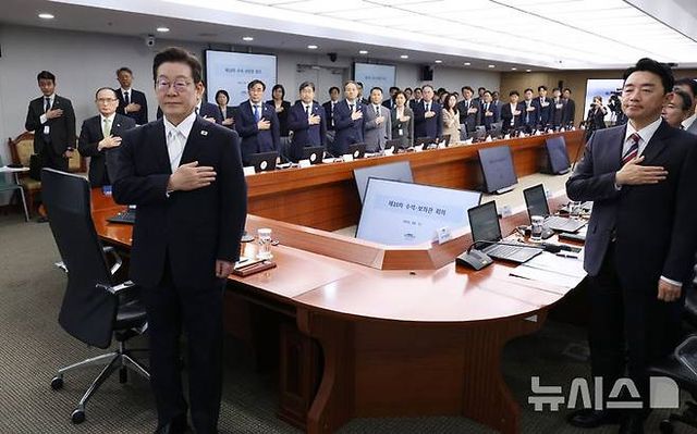 이재명 대통령이 11일 서울 용산 대통령실 청사에서 열린 수석·보좌관 회의에서 참석자들과 국민의례를 하고 있다. [사진제공=대통령실통신사진기자단]