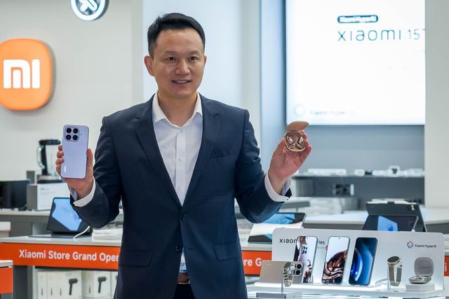 샤오미 스토어 NC이스트폴점에서 샤오미코리아 조니 우(Jony Wu) 사장이 ‘샤오미 15T 프로’와 ‘샤오미 오픈웨어 스테레오 프로’를 들고 있다. [사진=샤오미코리아]
