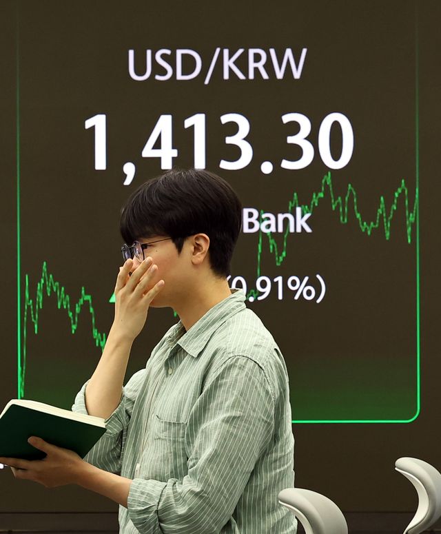 지난 26일 서울 중구 하나은행 딜링룸에 원·달러 환율 시세가 보이고 있다. [사진=뉴시스]