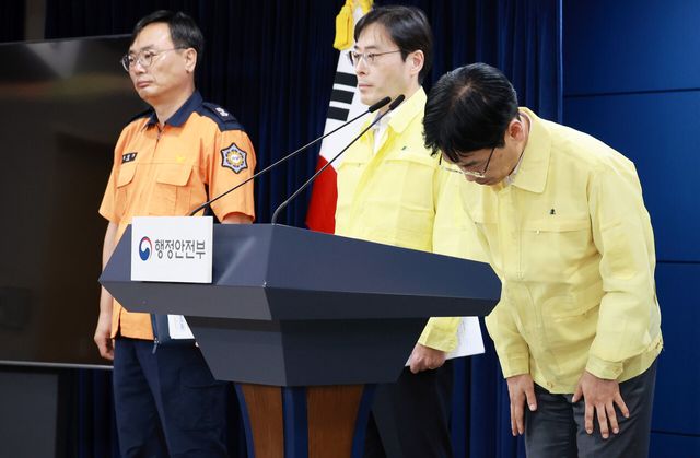 김민재 행정안전부 차관이 27일 오전 서울 종로구 정부서울청사에서 열린 국가정보자원관리원 화재 관련 브리핑을 마친후 인사를 하고 있다. [사진제공=뉴시스]