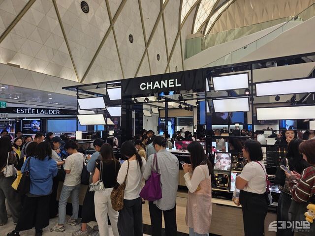 지난 24일 오전 서울 중구 소공동 롯데면세점 화장품 매장에 중국인 고객들이 구매를 위해 대기하고 있는 모습.&nbsp;