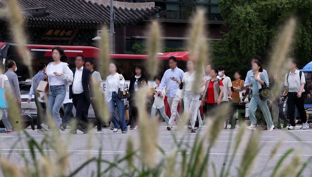 지난 22일 서울 종로구 광화문 네거리에서 시민들이 길을 걷고 있다. [사진제공=뉴시스]