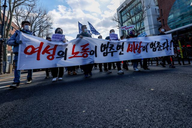 세계 여성의 날이었던 지난해 3월 8일 서울 종로구 보신각에서 3.8여성파업대회를 마친 참가자들이 현수막을 들고 행진하고 있다. [사진제공=뉴시스]