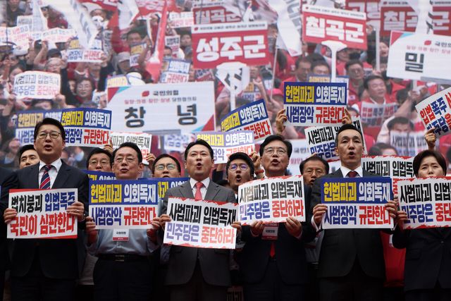 국민의힘 장동혁 대표, 송언석 원내대표 등 의원들이 지난 28일 서울 중구 대한문 앞에서 진행된 ‘사법파괴·입법독재 국민 규탄대회’에 참석해 있다. [사진제공=뉴시스]