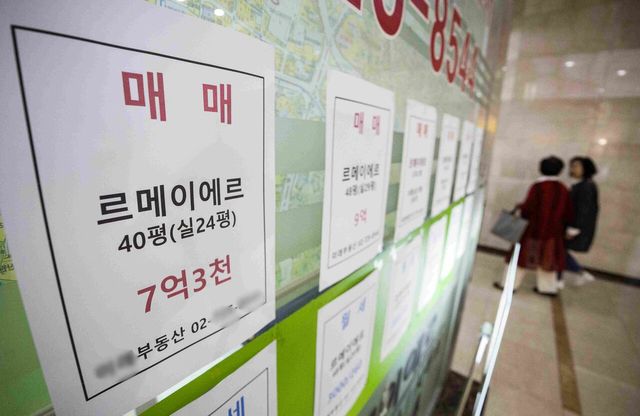 서울 시내의 한 부동산 앞에 오피스텔 가격 안내문이 붙어 있다. [사진=뉴시스]