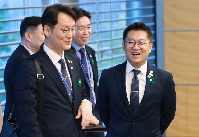 지난 8월 23일 일본 도쿄 총리 관저에서 열린 한일 확대 정상회담에 앞서 김남준(오른쪽) 대통령실 제1부속실장과 권혁기 의전비서관이 대화하고 있다. 김 부속실장은 이번에 대변인으로 자리를 옮겼다. [사진제공=뉴시스]