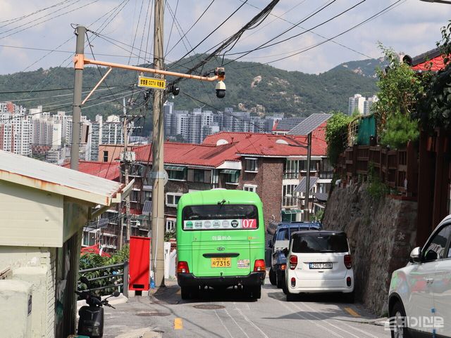 홍제역 1번 출구에서 개미마을까지 운행하는 서대문07번 마을버스. ⓒ투데이신문