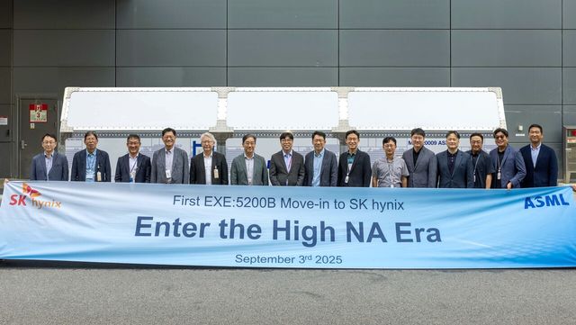 SK하이닉스가 양산용 ‘High NA EUV’ 장비를 이천 M16 팹에 반입하고 진행한 행사에서 기념사진을 촬영하고 있다. 왼쪽 다섯 번째부터 ASML코리아 김병찬 대표이사 사장, SK하이닉스 김성한 구매 담당 부사장, 차선용 미래기술연구원장 부사장, 이병기 제조기술 담당 부사장 [사진=SK하이닉스]