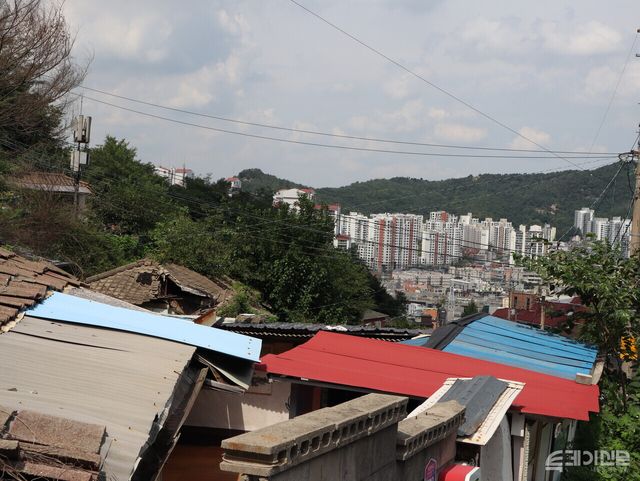 서울 서대문구 홍제동 개미마을 판잣집과 아파트의 전경. ⓒ투데이신문