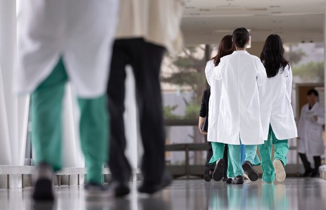 지난 1일 서울 소재 한 대학병원에서 의료진들이 걸음을 옮기고 있다. [사진제공=뉴시스]