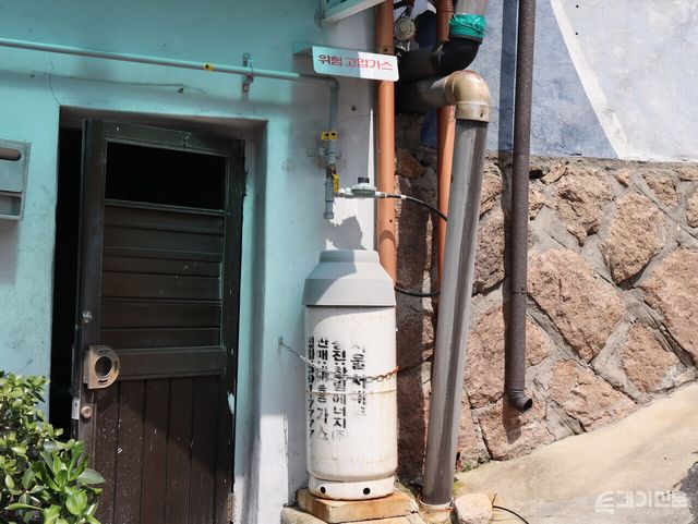 도시가스가 공급되지 않는 개미마을 건물 외부에는 부탄가스가 자리하고 있다. ⓒ투데이신문