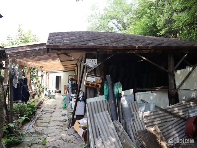 주민이 실제 거주 중인 개미마을 집의 모습. 건물 입구에서는 집의 수리를 위해 쌓아둔 자재들과 무허가건축물에 등재되는 건물번호를 확인할 수 있다. ⓒ투데이신문