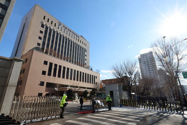 지난 2월 7일 오후 출입 관리가 이뤄지고 있는 서울 마포구 서울서부지방법원. [사진제공=뉴시스]&nbsp;<br>