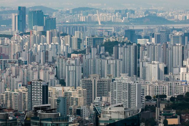 서울 중구 남산에서 바라본 서울시내 아파트 단지 전경. [사진=뉴시스]