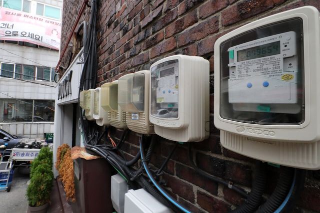 서울 시내 한 주택가에 전기계량기가 작동되고 있다. [사진=뉴시스]