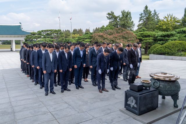 한화에어로스페이스와 한화시스템, 한화오션 임직원들이 지난 29일 국립서울현충원에서 순국선열과 호국영령을 위해 참배하고 있다. [사진=한화]