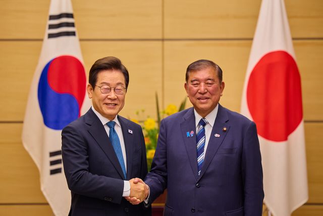 이재명 대통령과 이시바 시게루 일본 총리가 지난 8월 23일(현지 시간) 일본 도쿄 총리 관저에서 한일 소인수 정상회담 기념촬영을 진행하고 있다. [사진제공=뉴시스]<br>