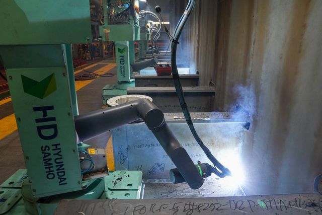 HD현대삼호 전남 영암조선소에서 용접용 협동로봇이 패널을 이어 붙이고 있다. [사진=HD현대삼호]