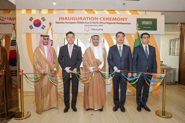 3일(현지시각) 사우디아라비야 리야드에서 열린 한화에어로스페이스 중동 총괄법인 개소식에 참가한 관계자들이 축하 세리머니를 하고 있다. (왼쪽부터) 살레 빈 압둘라 알 아킬리 사우디 군수산업청 부청장, 석종건 방위사업청장, 아흐마드 압둘아지즈 알 오할리 사우디 군수산업청장, 성일 한화에어로스페이스 중동·북아프리카 총괄법인 사장, 문병준 주사우디 대사대리. [사진=한화에어로스페이스]