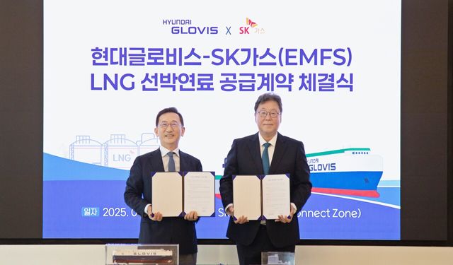이규복 현대글로비스 대표이사(오른쪽)와 윤병석 SK가스 대표이사가 지난 3일 경기도 성남 SK가스 본사에서 열린 LNG선박연료 공급계약 체결식에서 기념촬영을 하고 있다. [사진=현대글로비스]