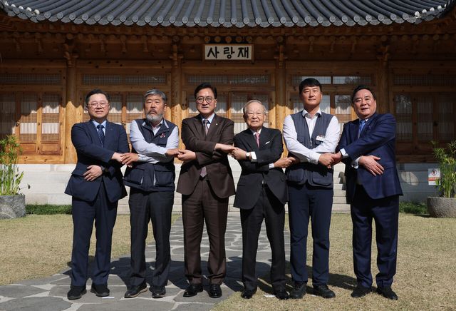 우원식 국회 의장이 지난해 10월 30일 서울 여의도 국회 사랑재 앞에서 ‘국회의 사회적 대화를 위한 국회의장-노사 5단체 대표 오찬 간담회’ 시작 전 참석자들과 기념촬영을 진행하고 있다. 왼쪽부터 대한상공회의소 박일준 상근부회장, 한국노총 김동명 위원장, 국회 우원식 의장, 한국경영자총협회 손경식 회장, 민주노총 양경수 위원장, 중소기업중앙회 배조웅 수석부회장. [사진제공=뉴시스]<br>