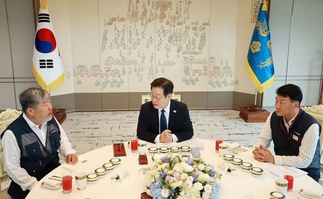 이재명 대통령이 4일 서울 용산 대통령실 청사에서 진행된 양대 노총 위원장과 오찬 간담회에서 한국노총 김동명 위원장(왼쪽), 민주노총 양경수 위원장과 대화하고 있다. [사진제공=뉴시스]