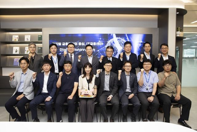 SBI저축은행 임직원이 새롭게 이전한 IT금융센터에서 새로운 도약을 다짐하고 있다. (사진 뒷 줄 좌측 네 번째 김문석 대표이사) [사진=SBI저축은행]