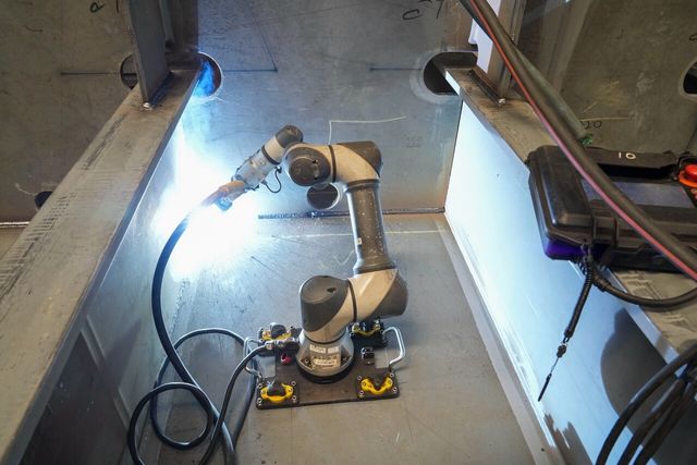 HD현대삼호 전남 영암조선소에서 용접용 협동로봇이 패널을 이어 붙이고 있다. [사진=HD현대삼호]