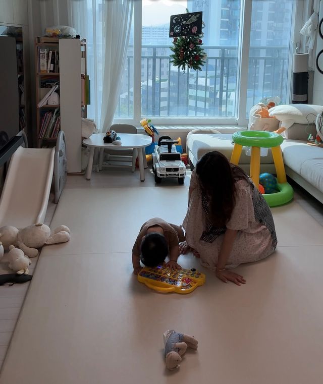 최유지씨가 자녀와 놀아주고 있는 모습. [사진제공=본인]
