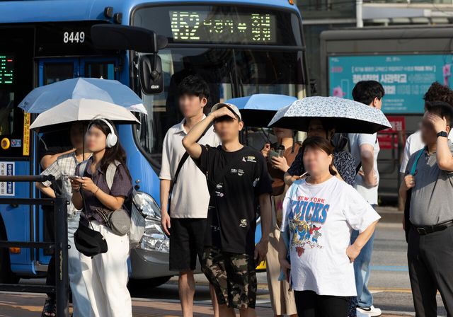 지난 7월 30일 서울 서초구 고속버스터미널 인근에서 시민들이 출근하고 있는 모습. [사진제공=뉴시스]<br>
